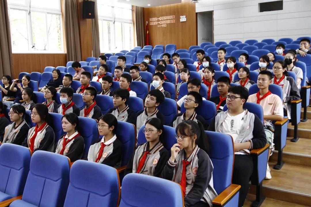 拼搏是一种姿态戬浜学校召开九年级学生动员会